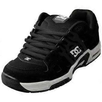 Tênis de skate masculino DC Shoes AT-2 nas cores preto e branco.