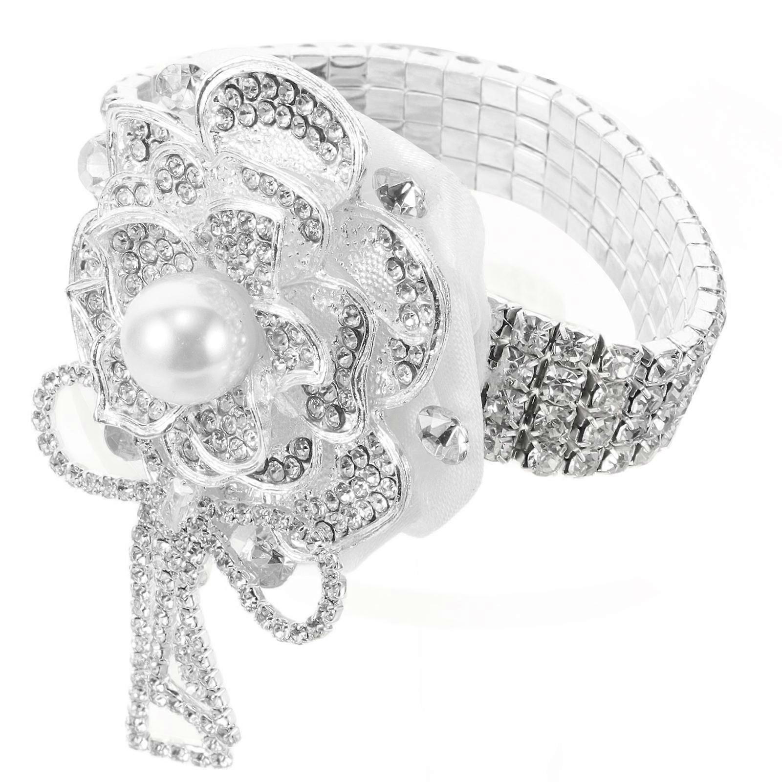 ブライダルシャワーの好意とラインストーンで飾られた手首のコサージュ