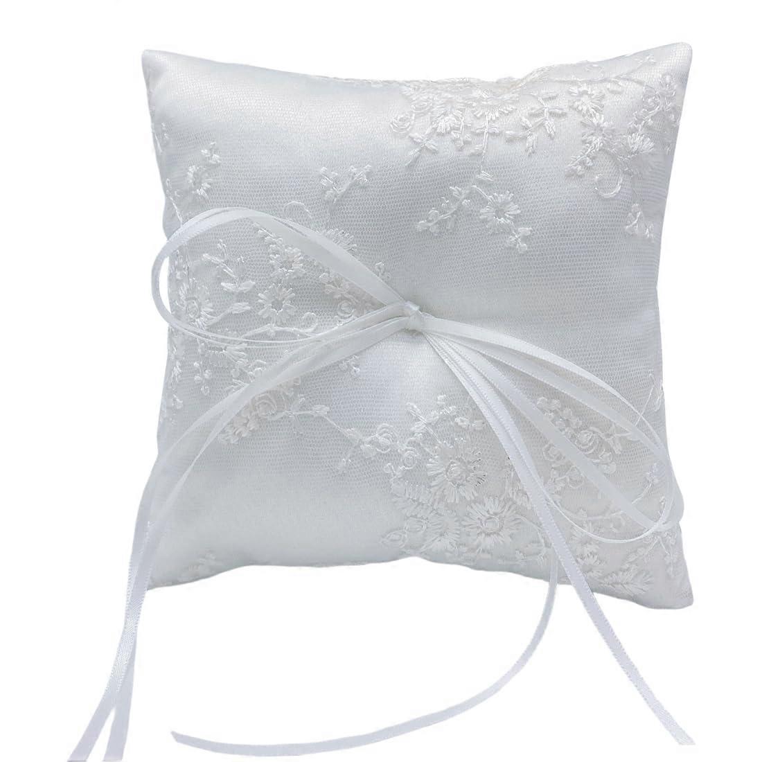 Ringkussen van wit kant, 15 cm