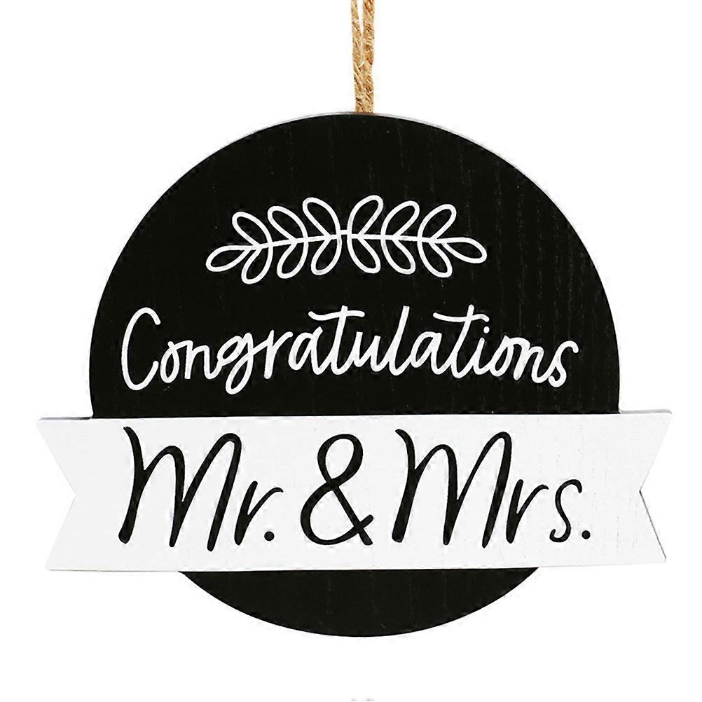 フロントドアラウンドのウェルカムサインミセスウッドサインおめでとうございます記念日の結婚披露宴の看板をぶら下げる