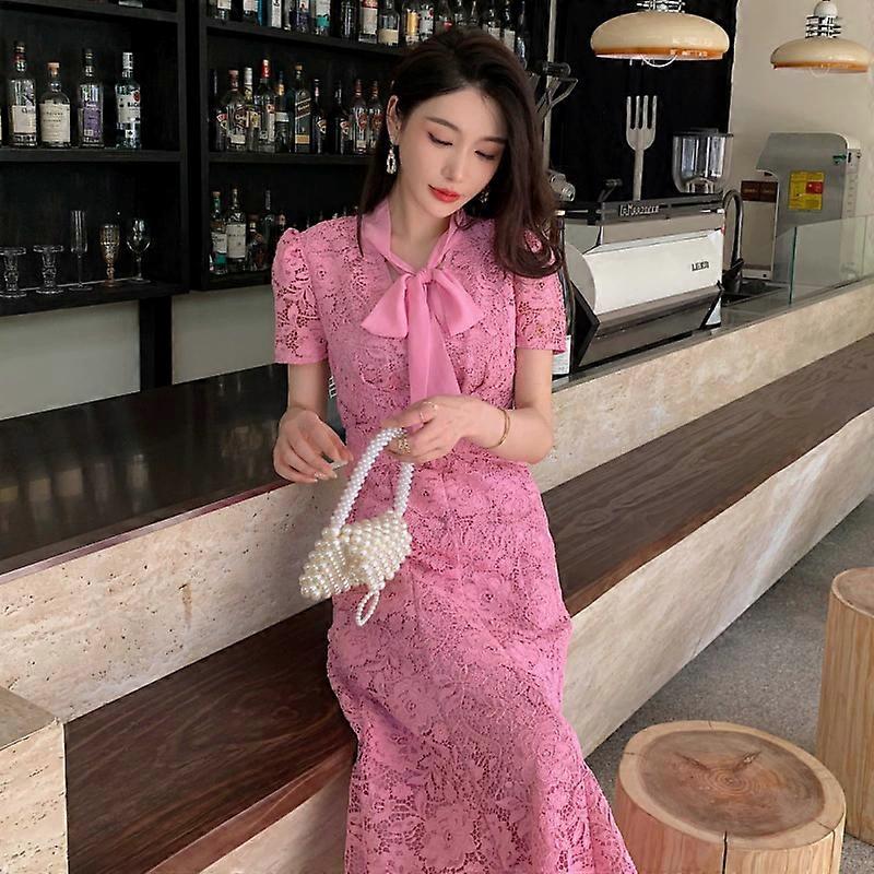 Abito rosa a maniche corte decorato con papillon in seta idrosolubile con gonna lunga