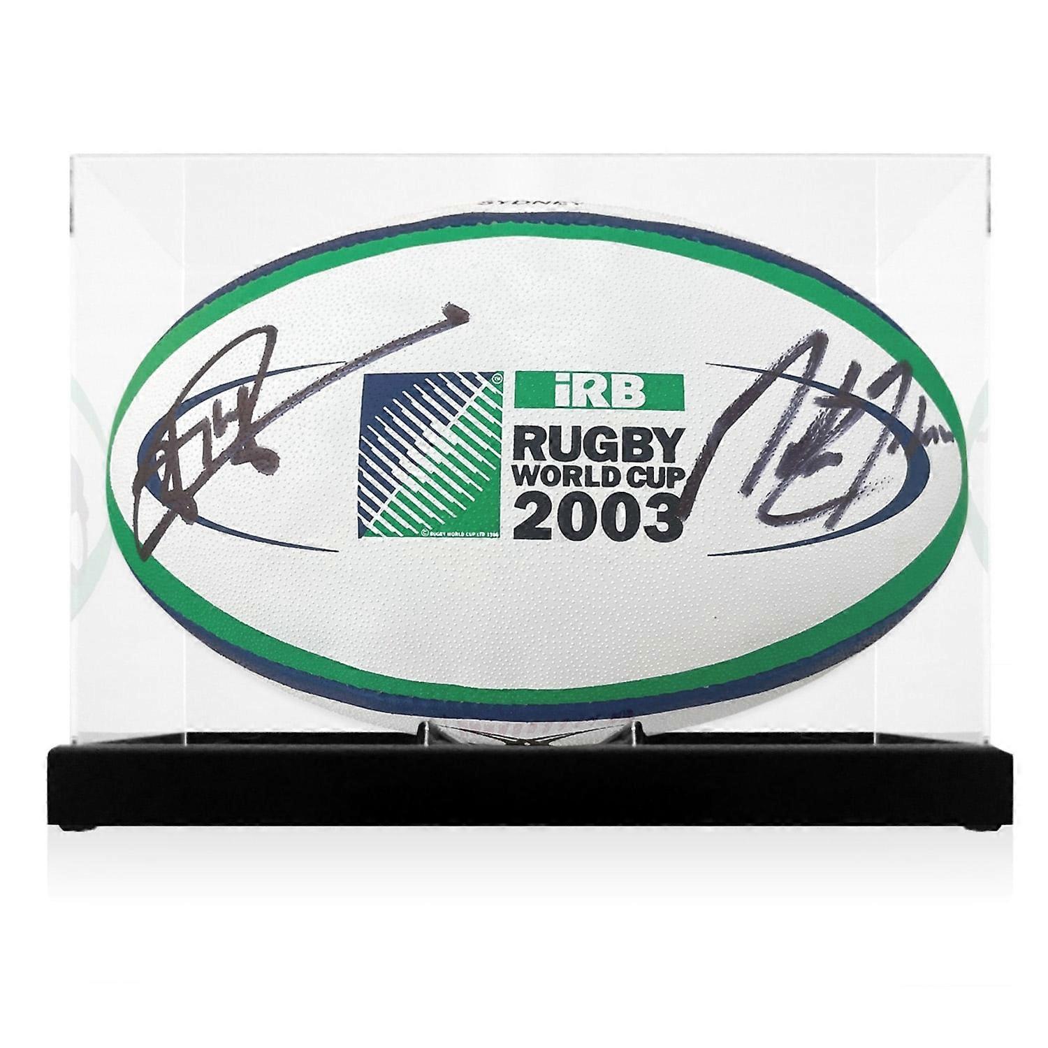 Jonny Wilkinson 和 Martin Johnson 签署了 2003 年世界杯决赛橄榄球复制品。展示柜