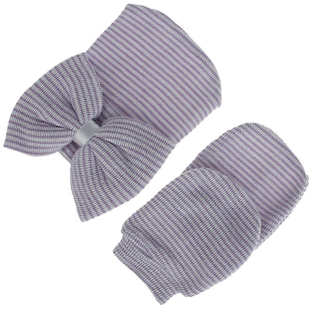 Conjunto de gorro e luvas de tricô para bebê com laço.
