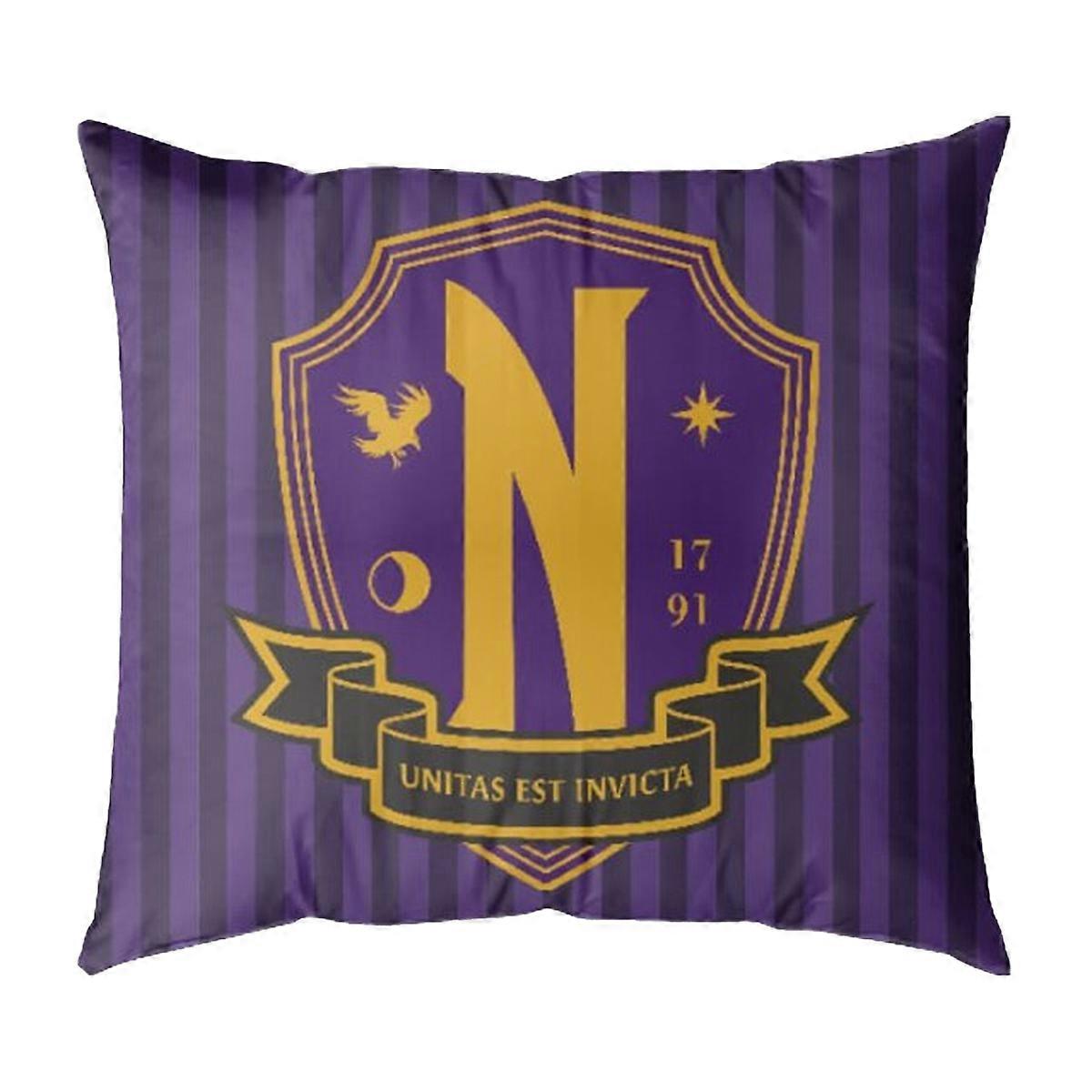 Vankúš s logom akadémie Nevermore v stredu