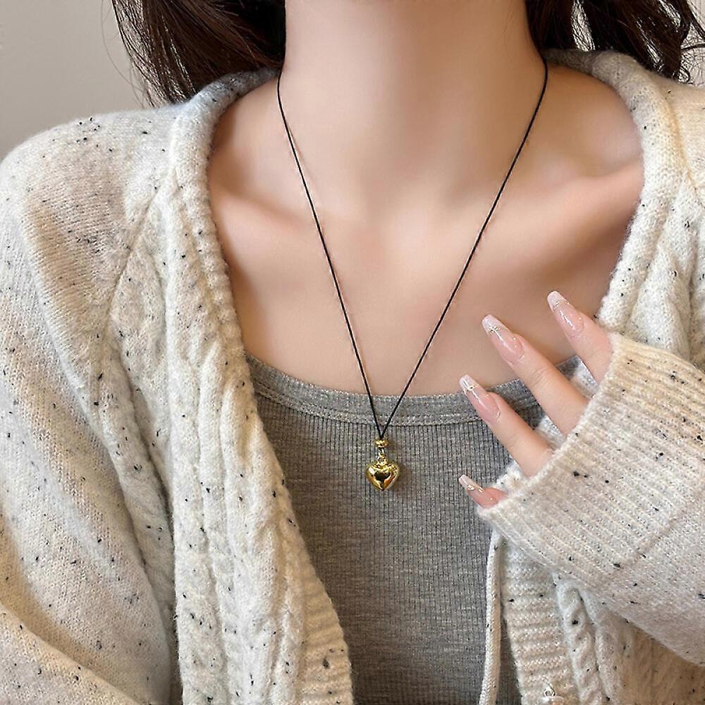 This necklace features a simple and versatile design, and its adjustable chain makes it an elegant accessory suitable for any occasion.