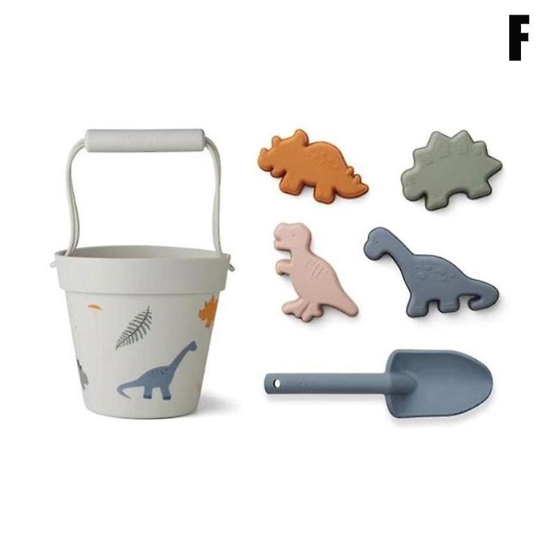 Lapset Rantalelut kaivavat hiekkatyökalua lapiolla