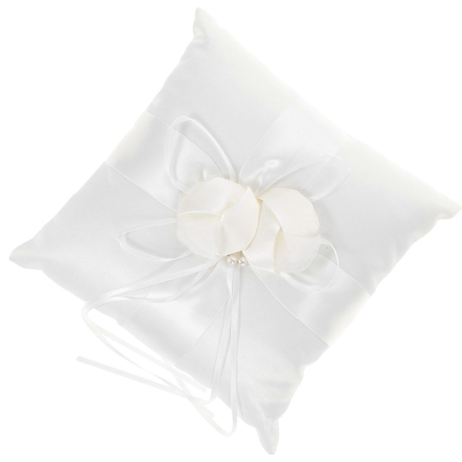 Coussin porte-alliances décoré de boutons de fleurs blancs