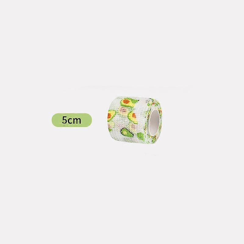 Μικρό σκυλί βγαίνει έξω για να αποτρέψει τη βρωμιά, επιδέσμους ποδιών, αυτοκόλλητους επιδέσμους, τυλίγματα σκύλου που περπατάει γύρω από τα πόδια για να προστατεύει τα άκρα