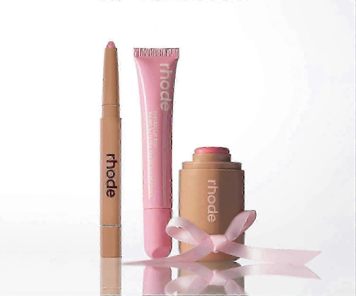 متوافق مع أحمر الخدود Rhode The Pink Edit و Lip Trio لإطلالة مكياج متناسقة ، مثالي للأسلوب البريطاني