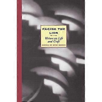 Facing The Lion - Kirjailijat elämästä ja käsityöstä - Penguin Random House LLC - Pehmeäkantinen - englanniksi