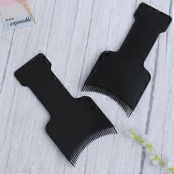 Conjunto de 2 pentes para tingir cabelo na cor preta.