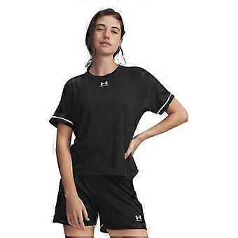 Camiseta feminina Under Armour com logo e modelagem ampla.