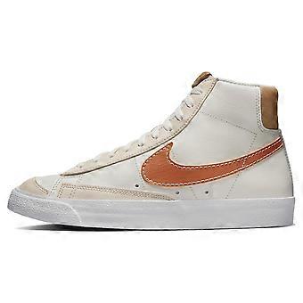 Nike Blazer „Inspected By Swoosh“ – Lässige Mid-Top-Skateboardschuhe aus Synthetikleder für Herren, Weiß/Orange, DQ7674-001