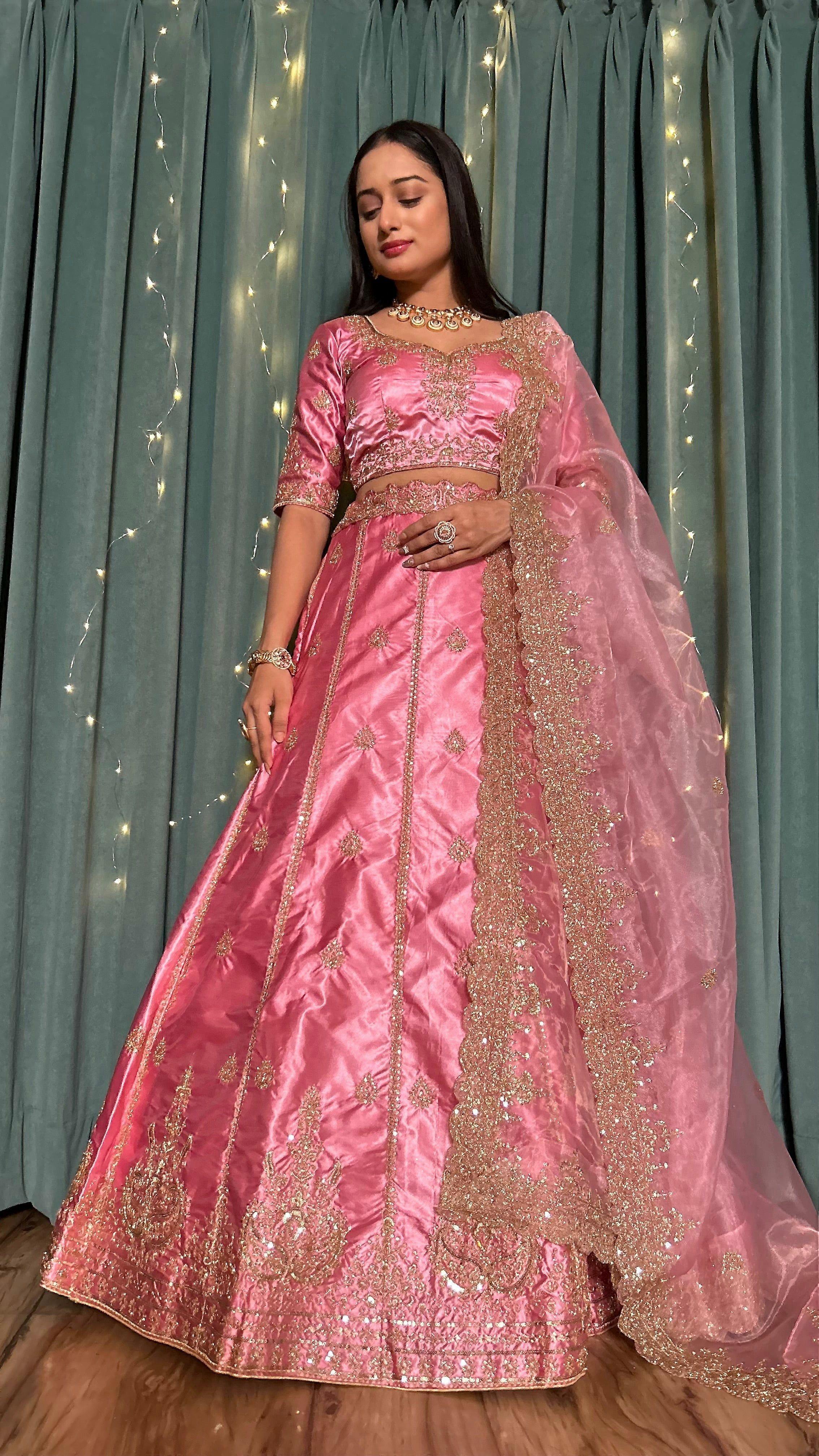 Fab Zone Woman's Party 穿着美丽的 Lehenga Choli 与 Dori 序列和 Zari 作品