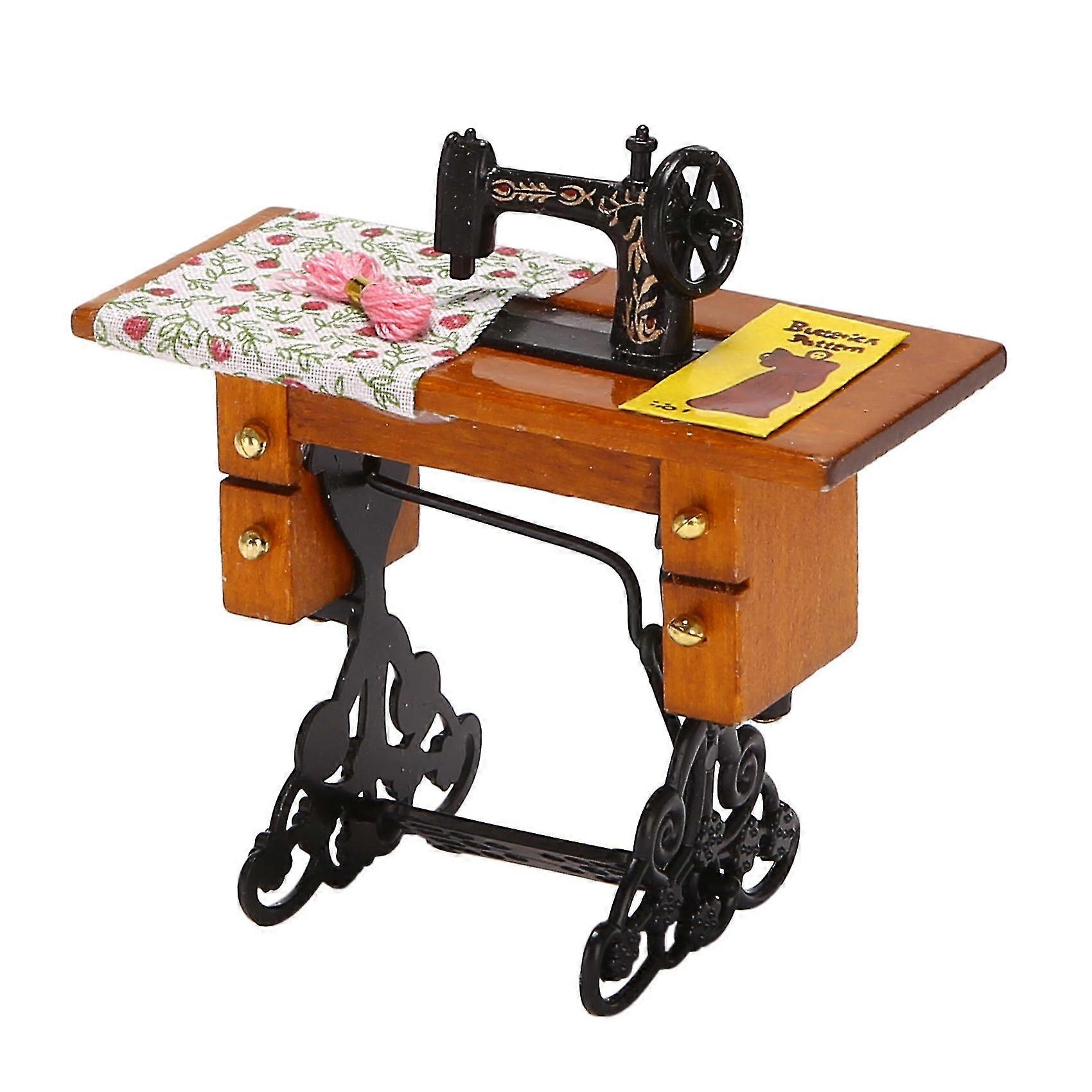 Machine à coudre miniature vintage avec tissu pour la décoration de maison de poupée à l’échelle 1/12