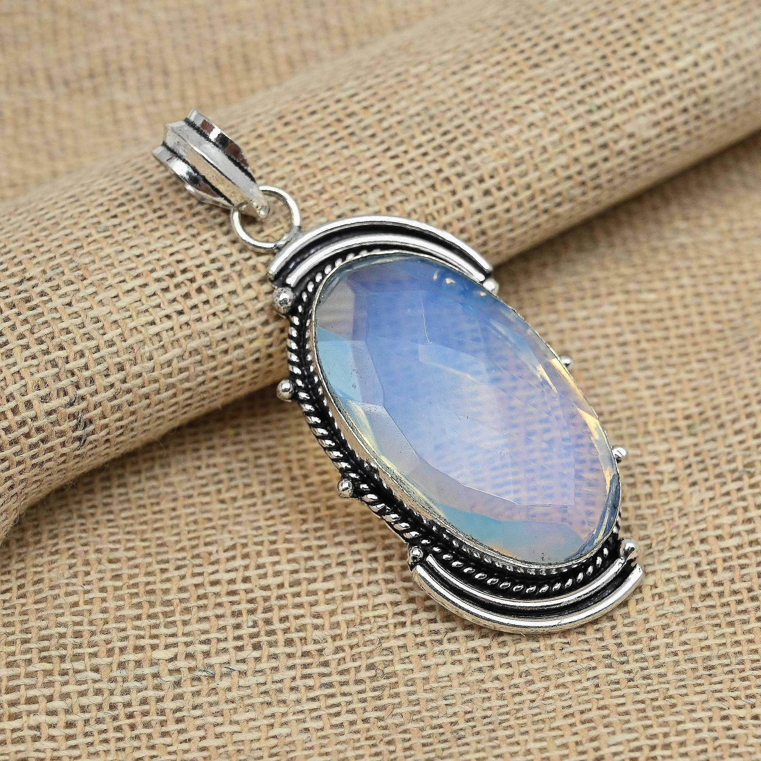 Pandantiv superb din argint 925, cu opal lăptos fațetat, lucrat manual