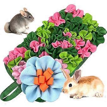 Interaktive Futtermatte mit Blumenmuster für Kleintiere, geeignet für Kaninchen, Meerschweinchen und Hamster. Strapazierfähiges Fleece-Design mit Aufhängeschlaufe. Fördert die Futteraufnahme.
