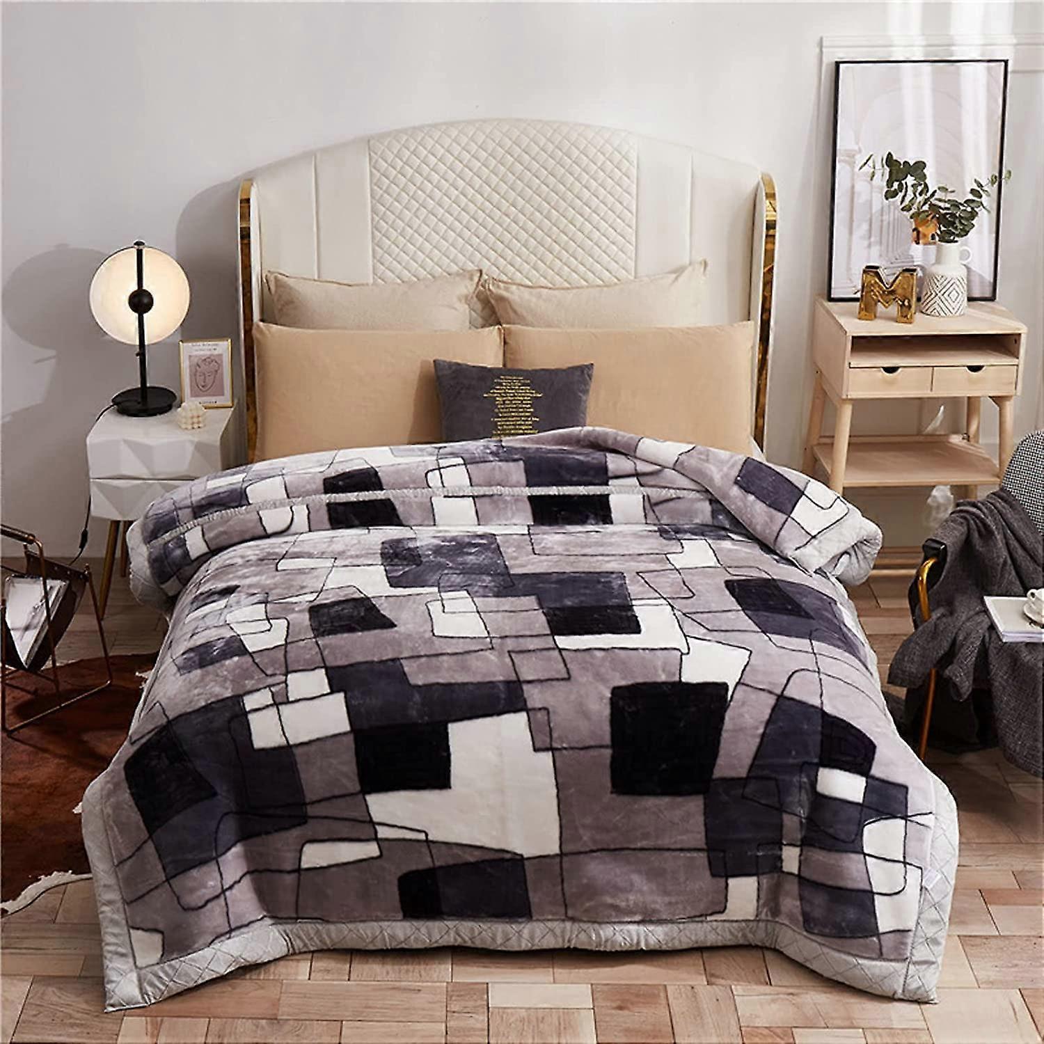Luxuriously soft fleece plush blanket in king size – silky and warm, reversible doublelayered blanket