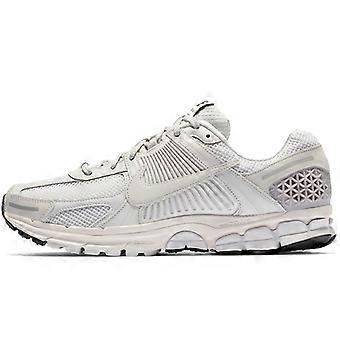 Nike Zoom Vomero 5 PU, tige basse en mesh résistant à l'abrasion et respirant avec coussin d'air, idéale pour l'entraînement décontracté et les trajets urbains (BV1358-001)