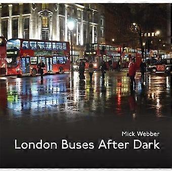 Autobus di Londra dopo il tramonto