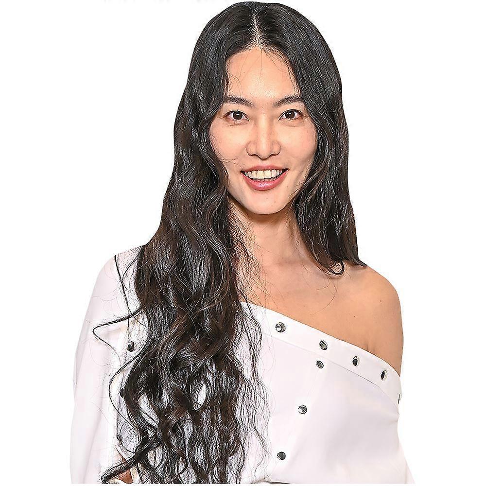 Bonnie Chen (vit klänning) halvkropp kompis utskärning