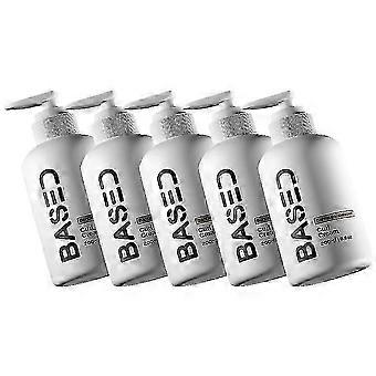 1 à 5 fois à base de spray au sel marin et de crème pour boucles au bois de santal pour une fixation légère et naturelle.