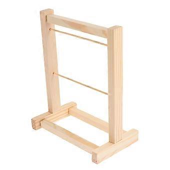Mini cabideiro de madeira para bonecas, ideal para organizar até 5 conjuntos de roupas.