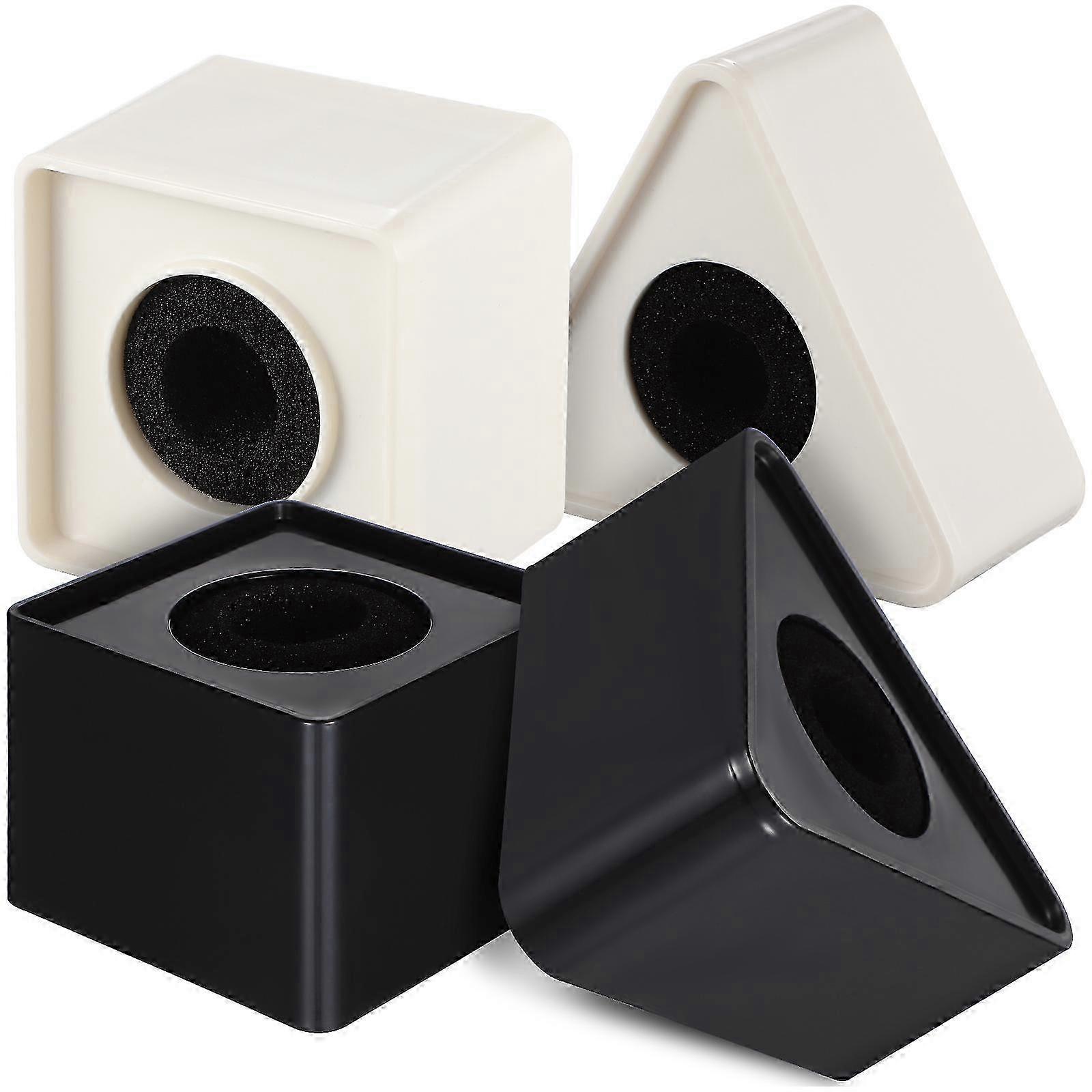 Vit mikrofonlåda med logotypstativ för studiointervjuer