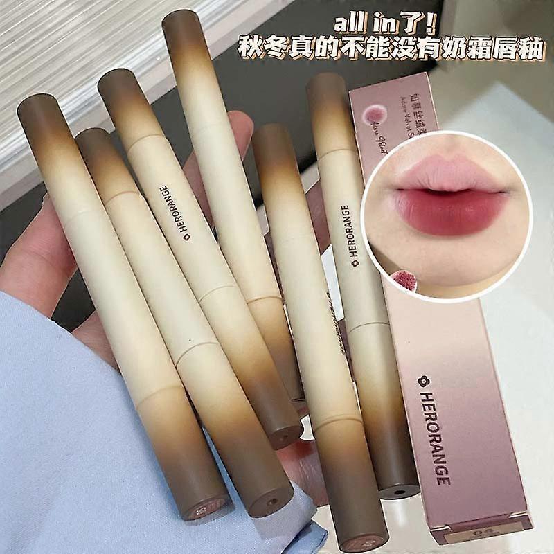 Like a mousse-like soft matte lip gloss, with a natural, vibrant color and a brightening effect perfect for autumn and winter.