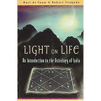 Licht op het leven: een inleiding tot de astrologie van India