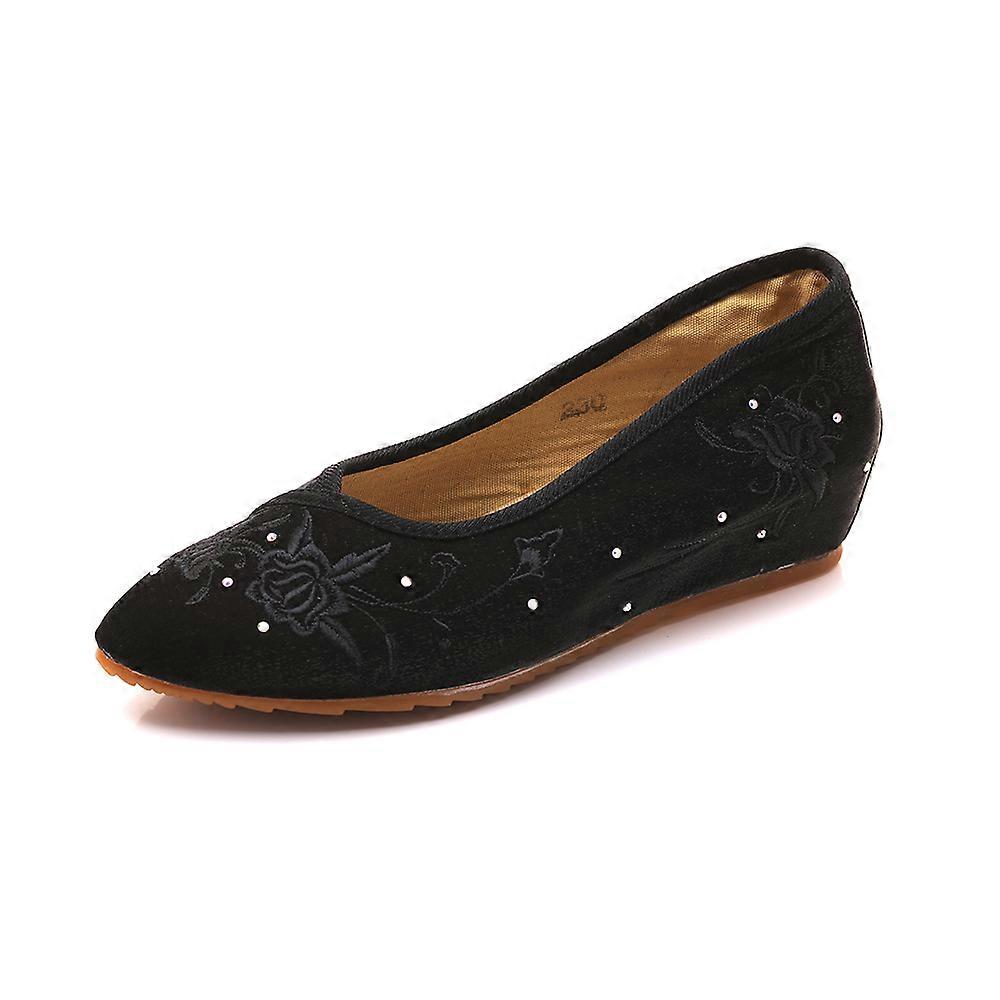 Women's Chinese Retro Ethnic Embroidery Low Heel Flat Elevator