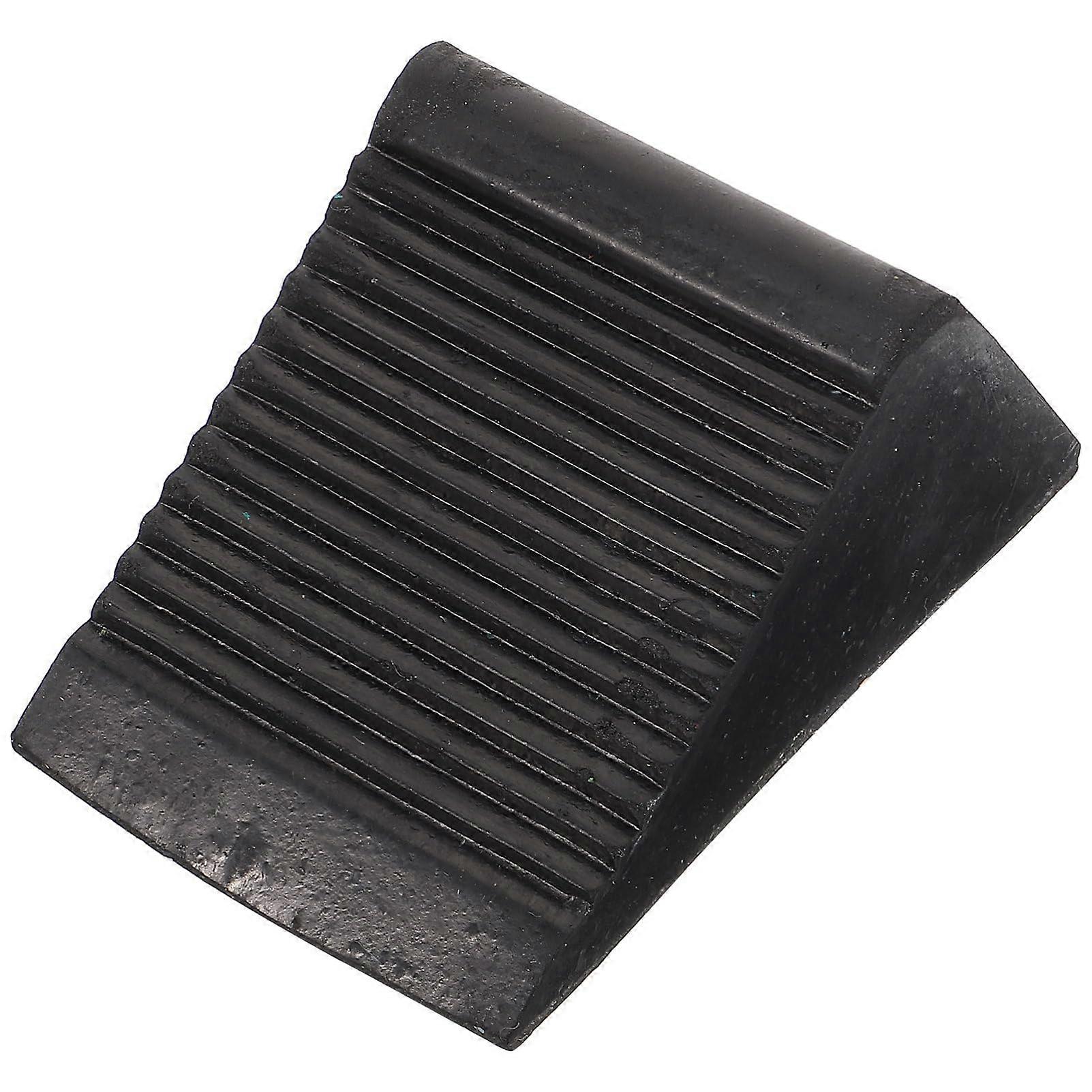 Nonslip car wheel chock made of portable tyre block for cars and trucks, sturdy wheel stopper with robust structure for safe use on the vehicle.