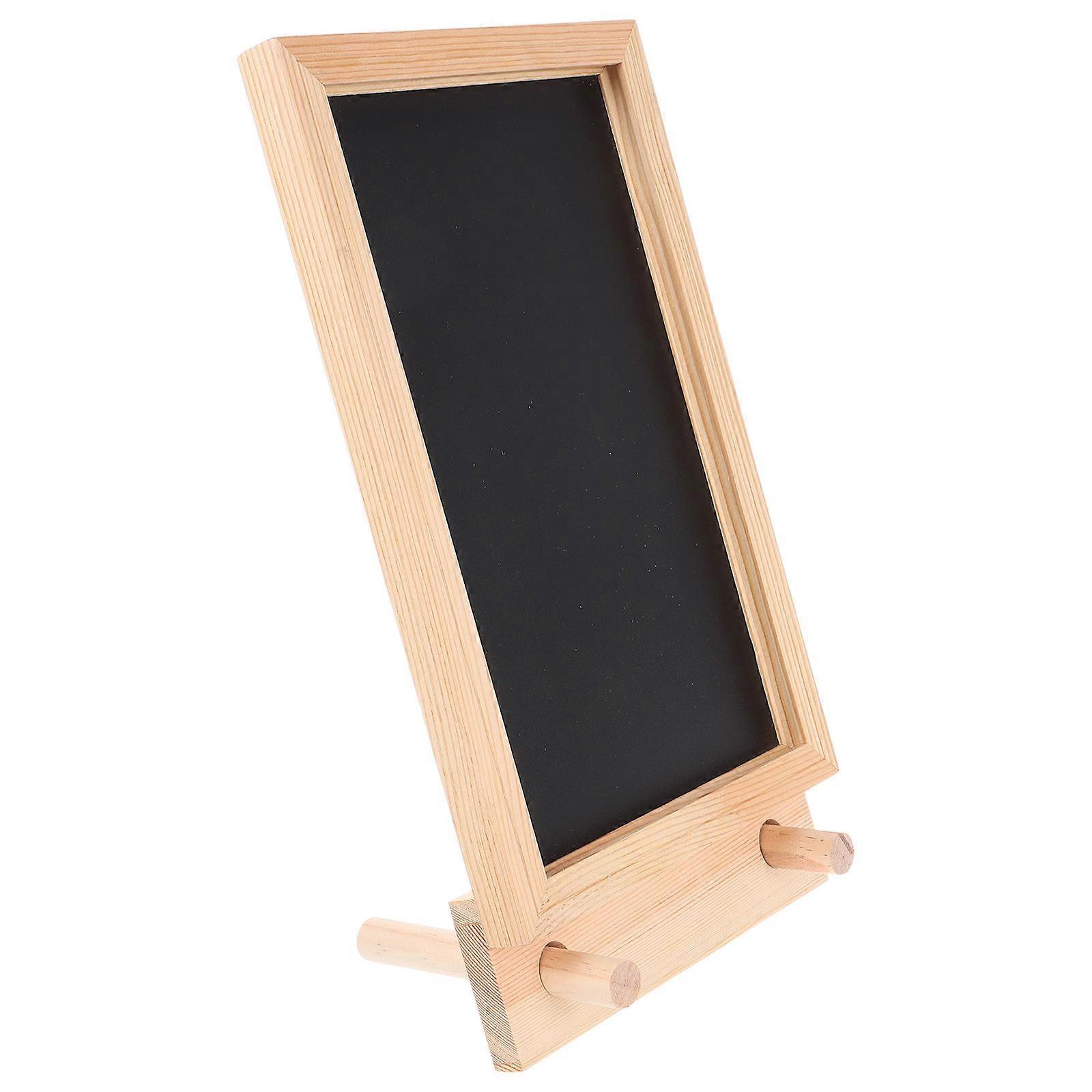 Quadro de avisos de mesa com menus e decoração.