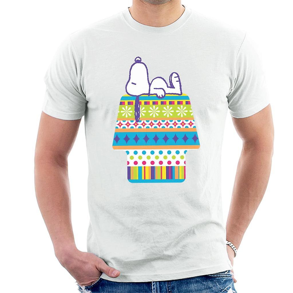 Peanuts Snoopy Lying On Colourful Kennel Men's T-Shirt