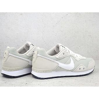 nike venture runner on foot