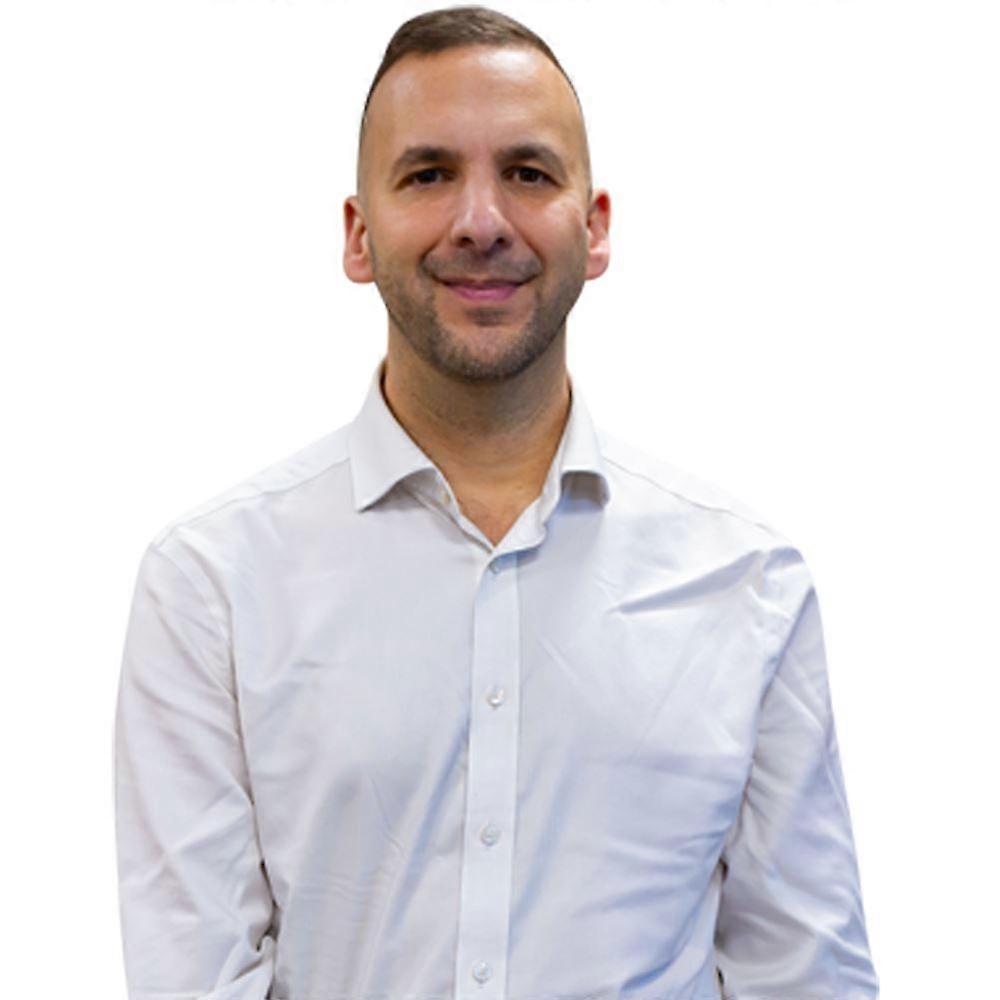 Zack Polanski (chemise blanche) - Découpe en buste