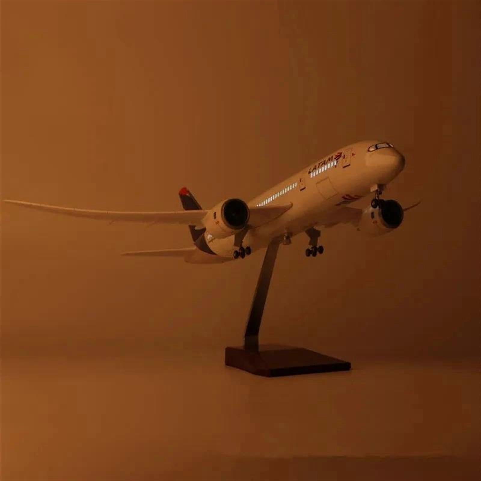 Miniature model aircraft, resin model in 1:150 scale for Chile LATAM Airlines Boeing 787 Dreamliner, diecast model, static display (LATAM W Light).