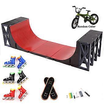 Szene mit übergroßem Finger-Skateboard zum Selbermachen mit Stunt-Motorrad- und Rollerteilen für eine Technologie-Deck-Szene