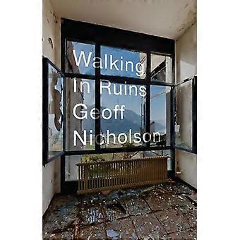 Marcher dans les ruines
