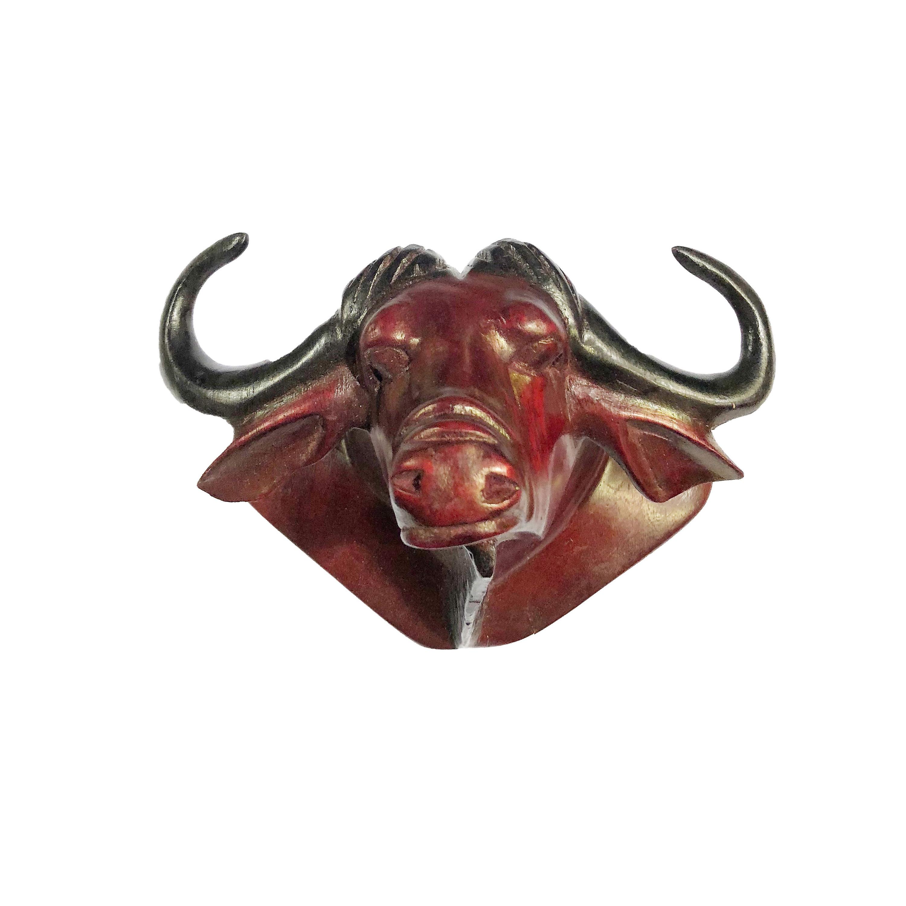 Handsnidat buffelhuvud