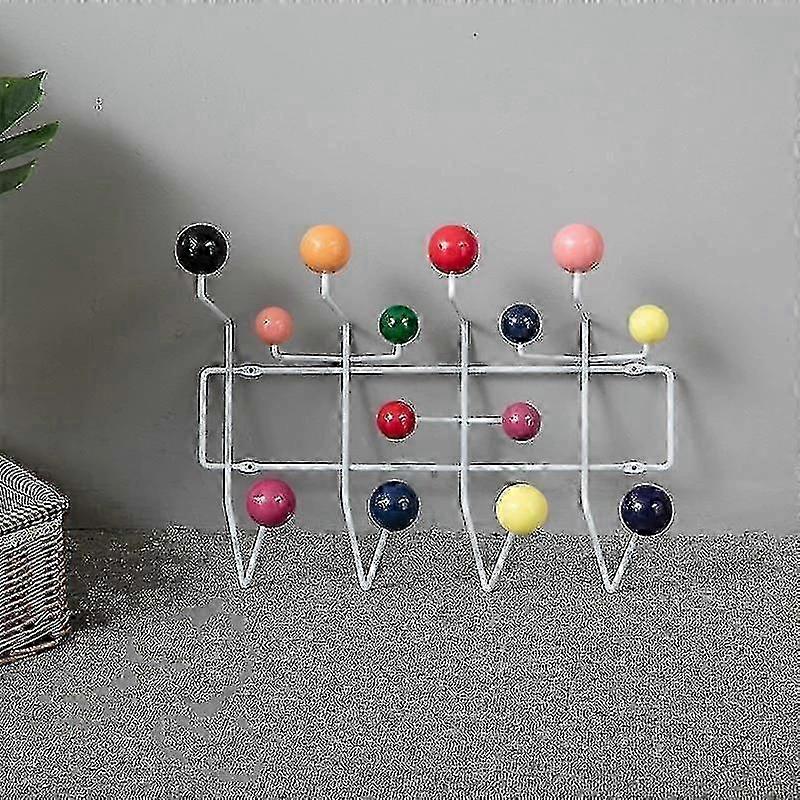 رف معطف مثبت على الحائط في منتصف القرن مع لمسات خشبية لتنظيم المدخل