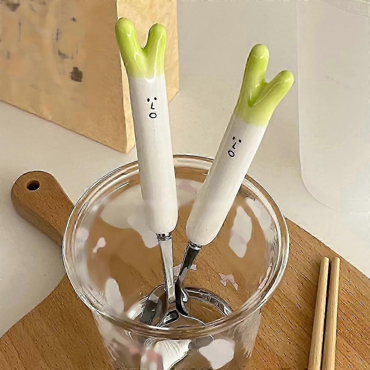 A set of onion spoon and fork cutlery, with a storage box for easy storage 2025