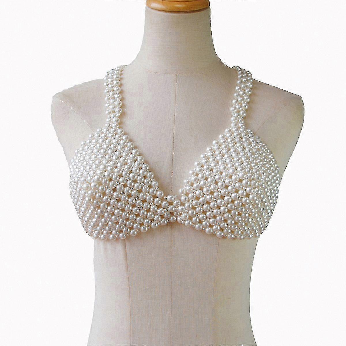 Colar de pérolas artesanal com design de cone triangular, perfeito para festas de verão e eventos de moda.