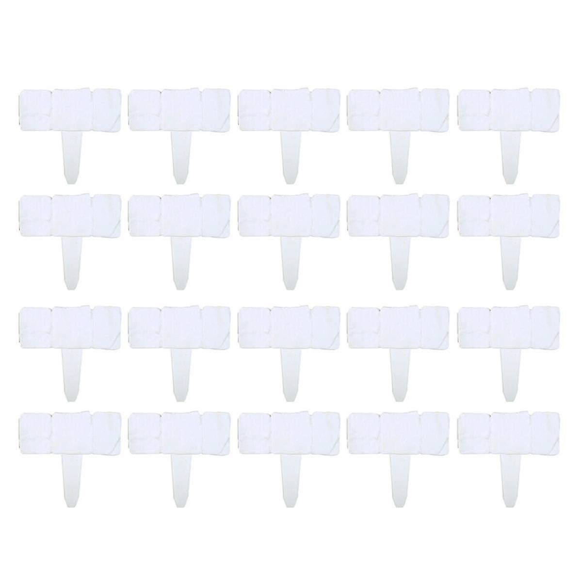 Bílý plastový plot, dělicí plot, imitace kamene, nádvoří, trávník, dekorace vily, malý plot