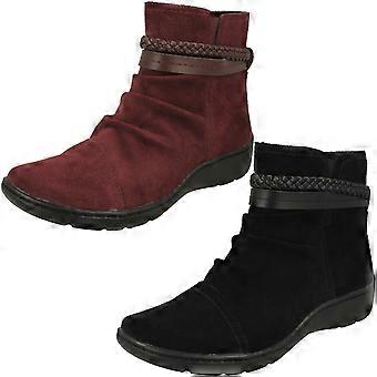 Bota feminina Clarks de cano curto com detalhe trançado, modelo Cora BraidBoot, em camurça bordô, tamanho 7E (Reino Unido), 41 (UE) ou 9,5W (EUA).