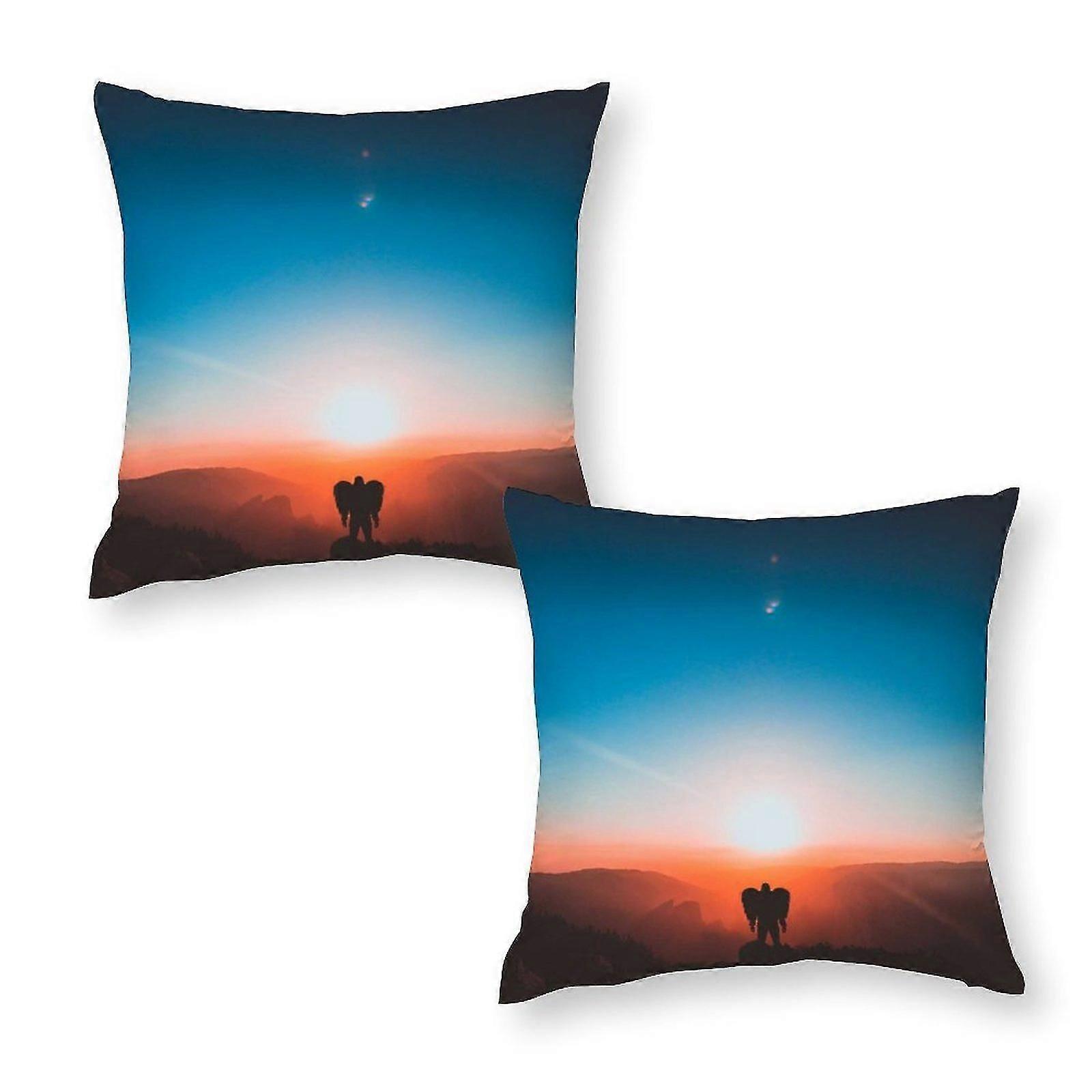 山の枕カバーの上に立っている翼を持つ2人の男のセット