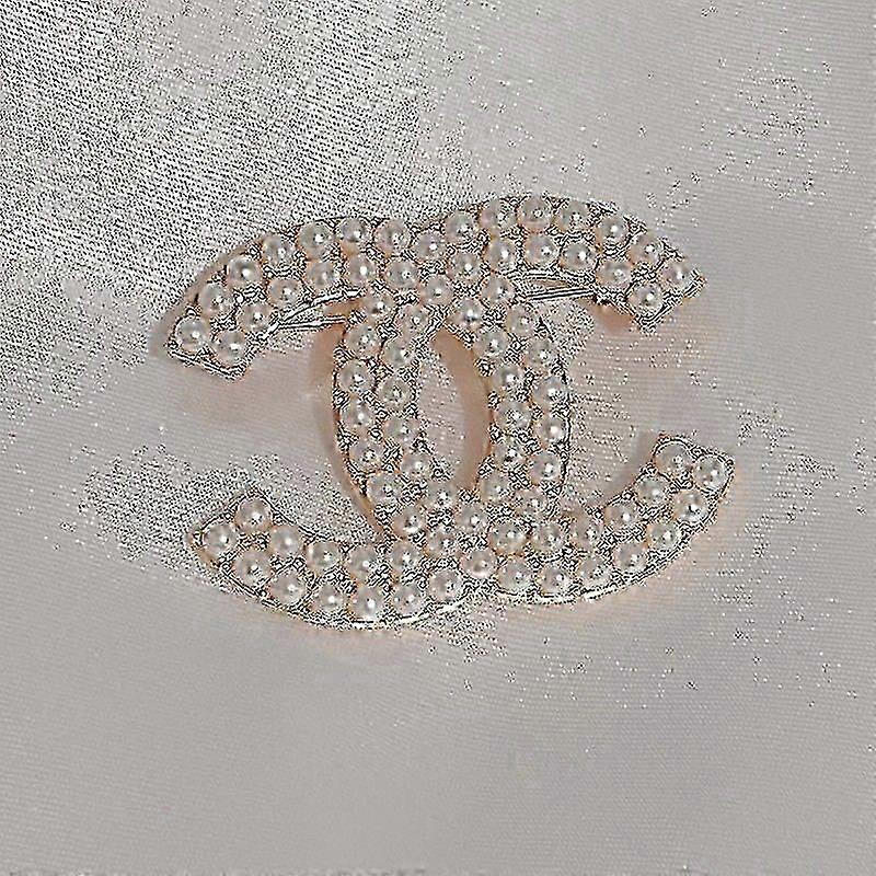 Kaksinkertainen C-rintakoru helmitappi pukuun - viisisakarainen tähtikorutarvike