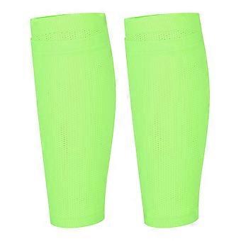 Um par de meias de proteção para futebol, feitas de nylon, com cores fluorescentes verdes, para uso em atividades esportivas ao ar livre, que servem como proteção para a canela e cobrem a perna.