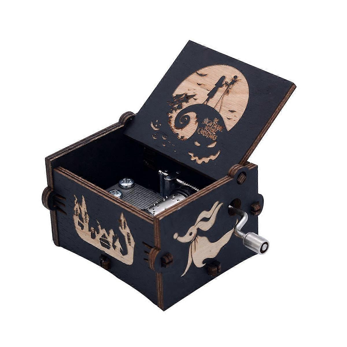 木製の彫刻が施されたクリスマス/ハロウィーンの手回しオルゴール、メロディーを演奏するこれはハロウィーンの音楽です