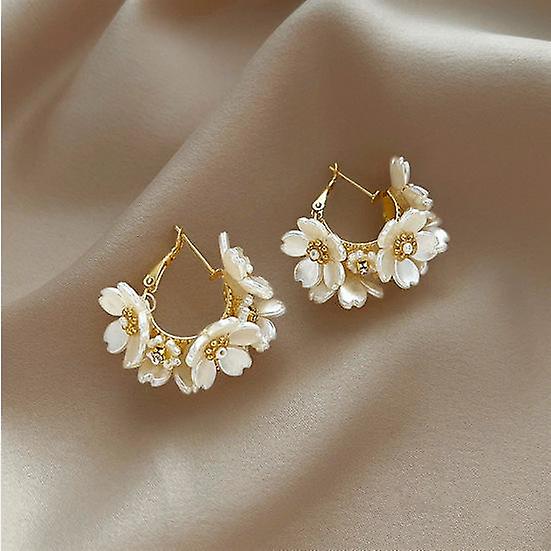 Niche Design White Flower Earrings With Diamond-Encrusted Shells